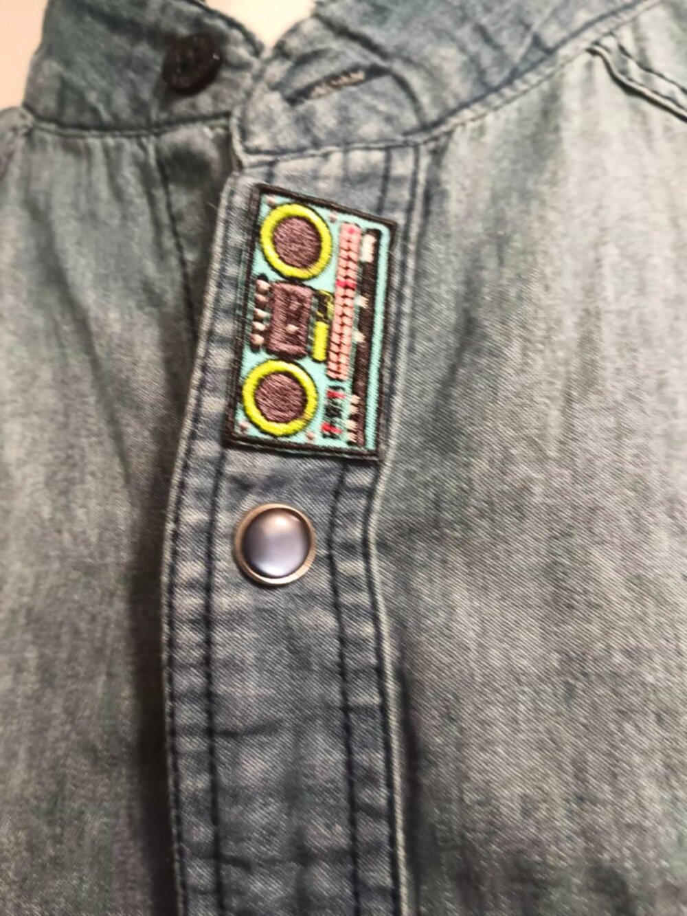 Vest, sleevleess, denim distressed, denim colored pearl snaps, patches, sz L.